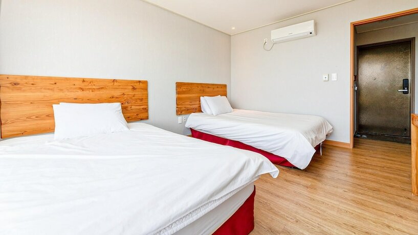 Imagen de la habitación del Hotel Jeju Dodubong. Foto 13
