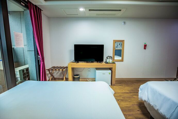 Imagen de la habitación del Hotel Jeju Moseulpo. Foto 30