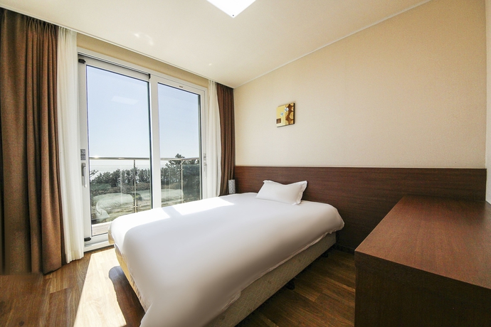 Imagen de la habitación del Hotel Jeju Ocean Blue. Foto 8