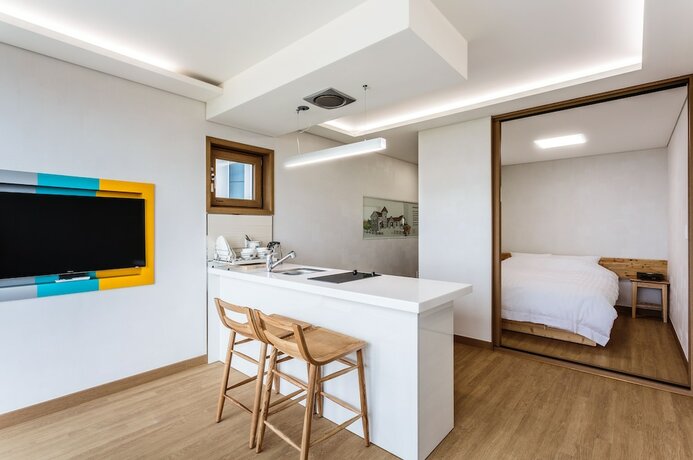 Imagen de la habitación del Hotel Jeju Ollero. Foto 21