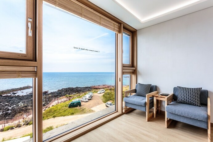 Imagen de la habitación del Hotel Jeju Ollero. Foto 23
