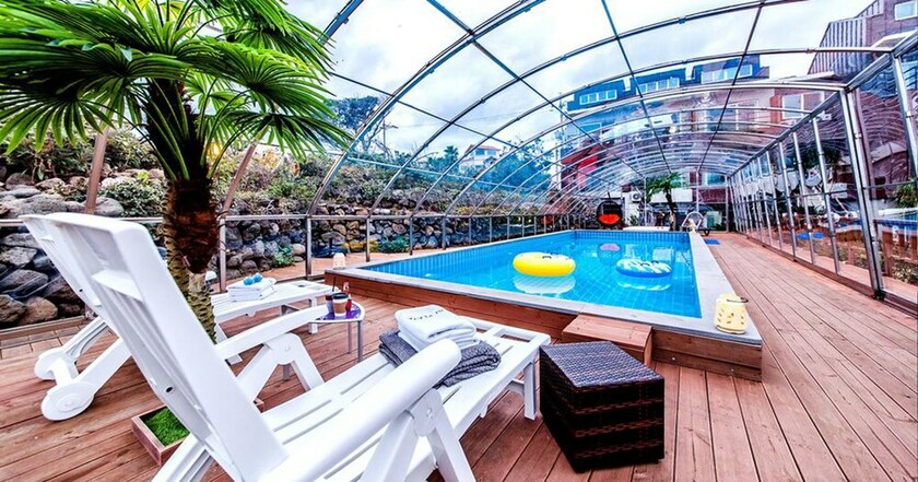 Imagen de la piscina del Hotel Jeju Playa. Foto 19