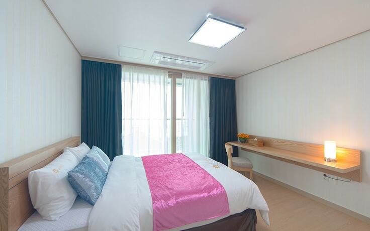 Imagen de la habitación del Hotel Jeju Swansea Resort. Foto 30