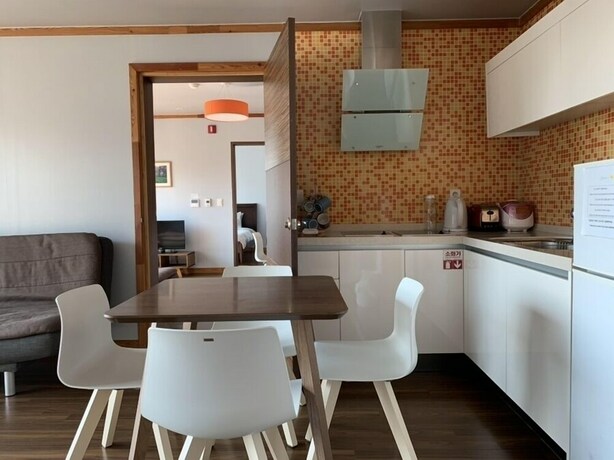 Imagen de la habitación del Hotel Jejueco Suites. Foto 15