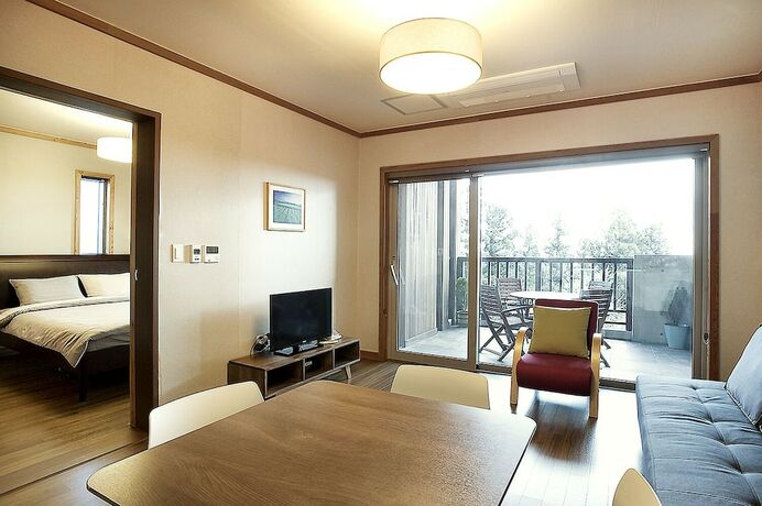 Imagen de la habitación del Hotel Jejueco Suites. Foto 19