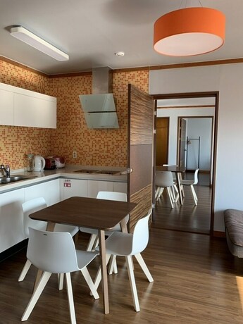 Imagen de la habitación del Hotel Jejueco Suites. Foto 24