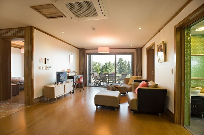 Imagen de la habitación del Hotel Jejueco Suites. Foto 26