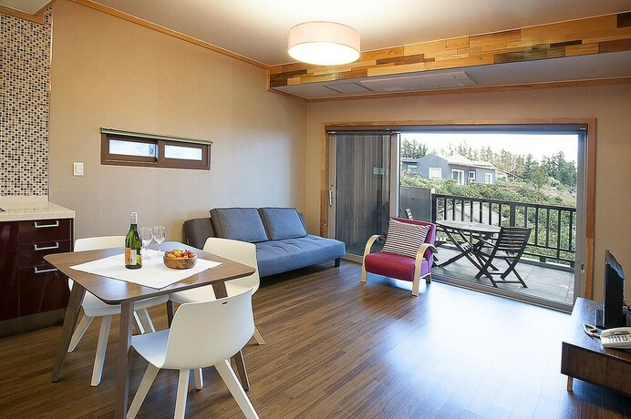 Imagen de la habitación del Hotel Jejueco Suites. Foto 31