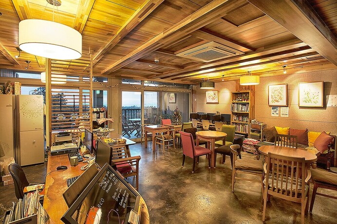 Imagen de los interiores del Hotel Jejueco Suites. Foto 32