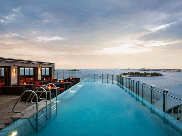 Imagen de la piscina del Hotel Jen Malé. Foto 19