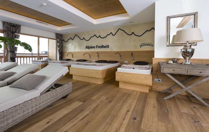 Imagen de la piscina del Hotel Jenewein. Foto 15