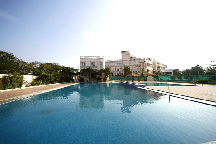 Imagen de la piscina del Hotel Jenney Residency. Foto 32