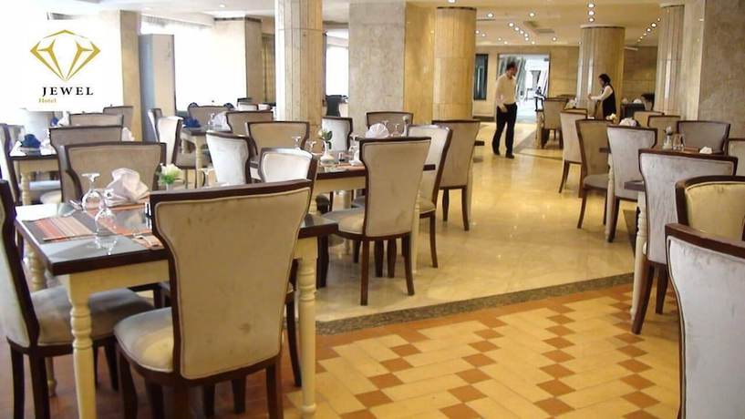 Imagen del bar/restaurante del Hotel Jewel San Stefano. Foto 2
