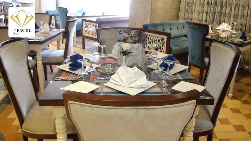 Imagen del bar/restaurante del Hotel Jewel San Stefano. Foto 3