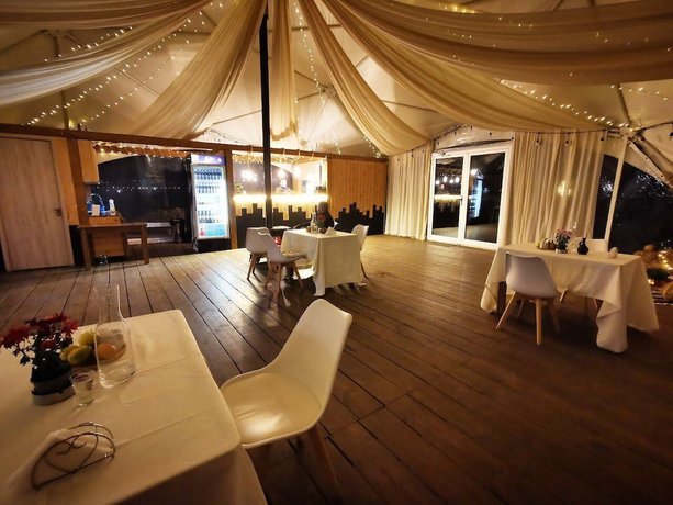 Imagen del bar/restaurante del Hotel Jewelberry Glamping. Foto 2