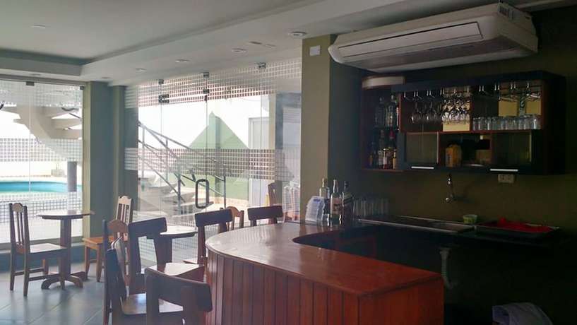Imagen del bar/restaurante del Hotel Jhor Bush. Foto 4
