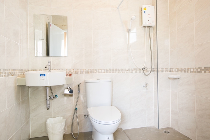 Imagen de la habitación del Hotel J-house Phetchaburi. Foto 15