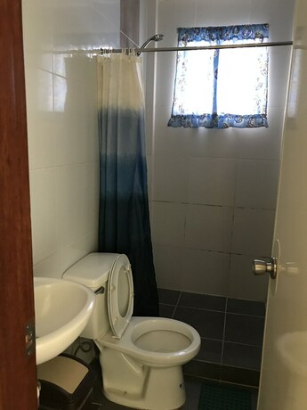 Imagen de la habitación del Hotel Jhunlyn Room Rental. Foto 11