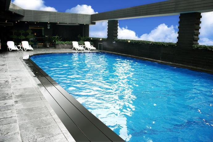 Imagen de la piscina del Hotel Jianguo Guangzhou. Foto 31