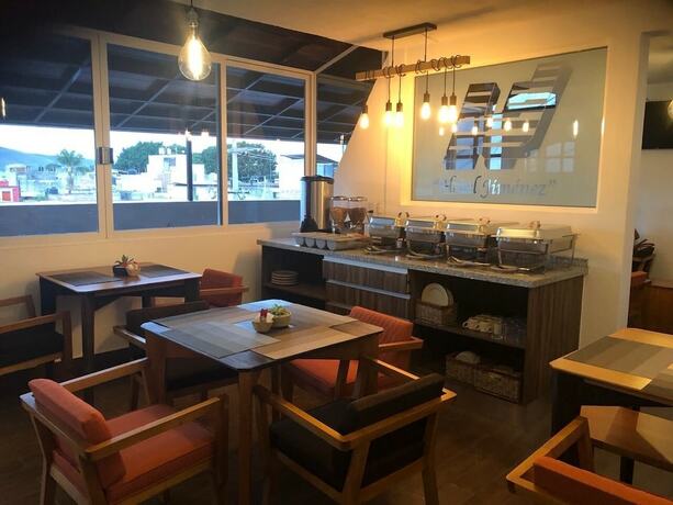 Imagen del bar/restaurante del Hotel Jim&eacute;nez. Foto 12