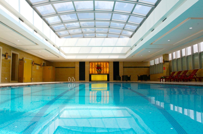 Imagen de la piscina del Hotel Jin Jiang Tower. Foto 15