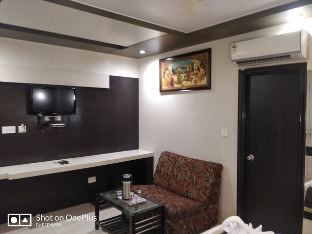 Imagen de la habitación del Hotel Jinendra Palace. Foto 3