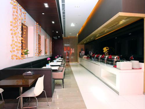 Imagen del bar/restaurante del Hotel Jinjiang Inn Zhongshan Pedestrian Street River View. Foto 5