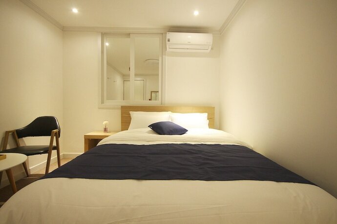 Imagen de la habitación del Hotel Jinju Line. Foto 13