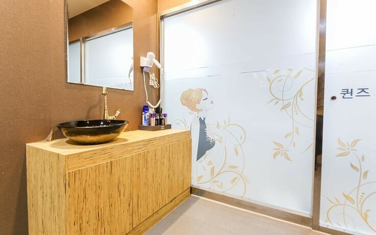 Imagen de la habitación del Hotel Jinju Queens. Foto 11