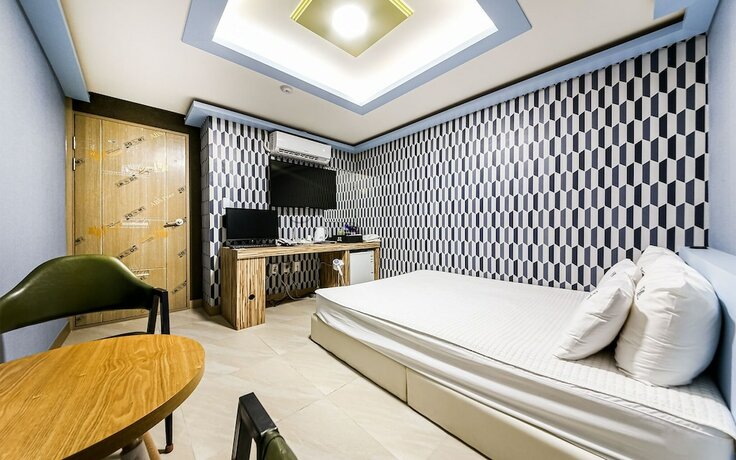 Imagen de la habitación del Hotel Jinju Queens. Foto 12