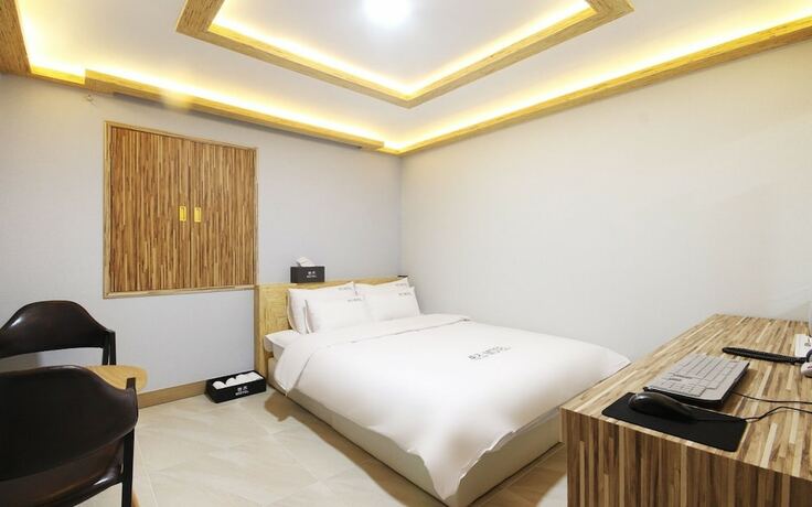 Imagen de la habitación del Hotel Jinju Queens. Foto 13