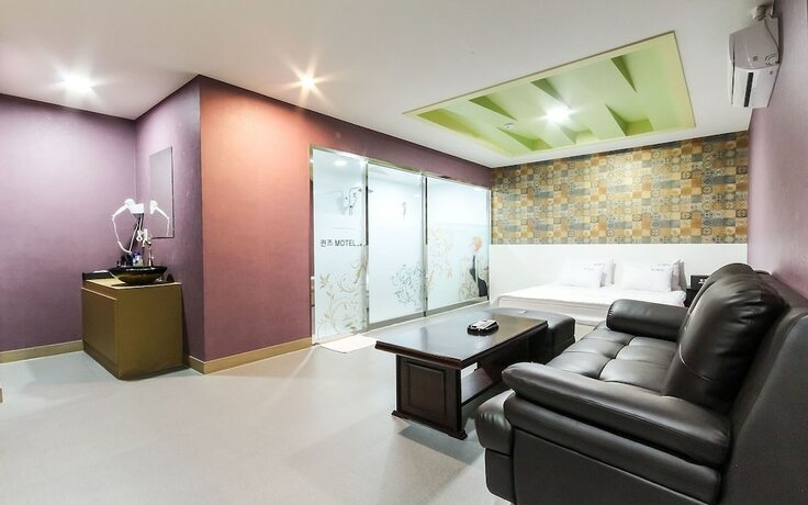 Imagen de la habitación del Hotel Jinju Queens. Foto 15