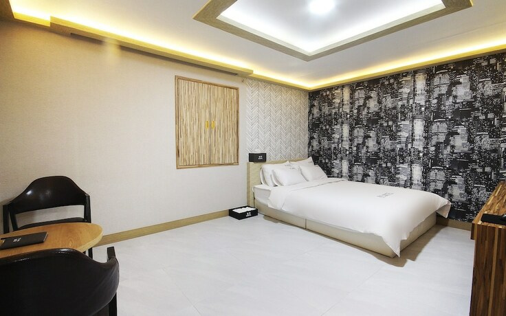 Imagen de la habitación del Hotel Jinju Queens. Foto 20