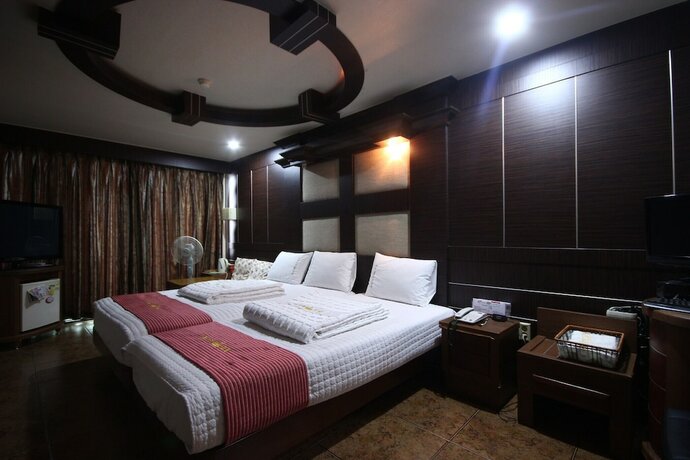 Imagen de la habitación del Hotel Jinju Versace. Foto 3