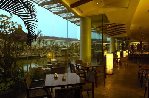 Imagen del bar/restaurante del Hotel Jinling Resort Nanjing. Foto 2
