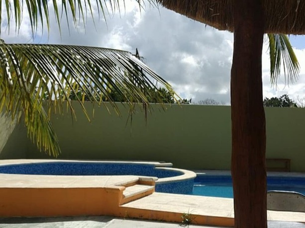 Imagen de la piscina del Hotel Jireh. Foto 17