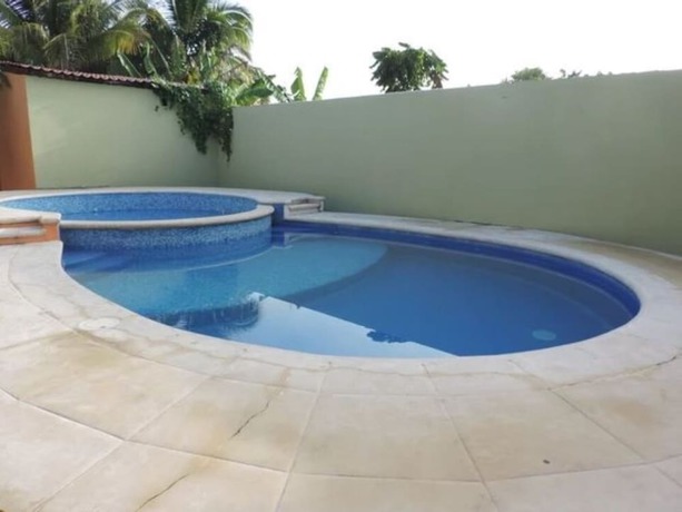 Imagen de la piscina del Hotel Jireh. Foto 19