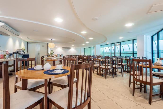 Imagen del bar/restaurante del Hotel João Pessoa Hplus Beach. Foto 6