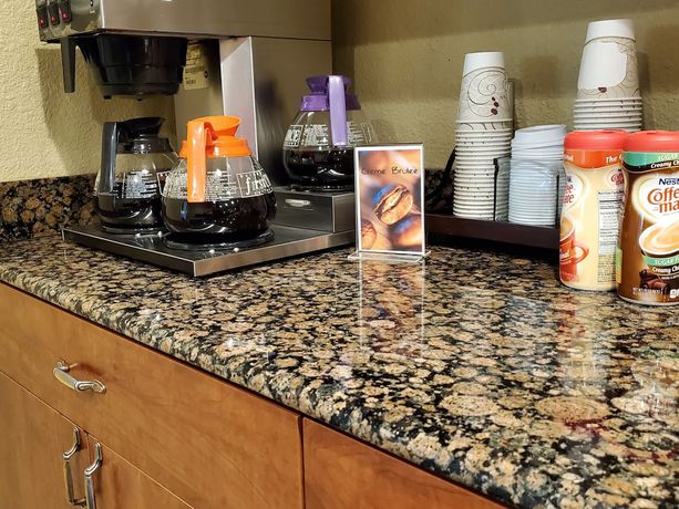 Imagen del bar/restaurante del Hotel Jockey Club Suites. Foto 3