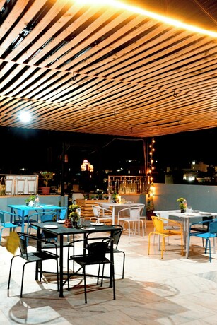 Imagen del bar/restaurante del Hotel Jodhani Regency. Foto 15