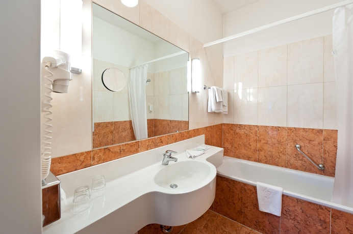 Imagen de la habitación del Hotel Johann Strauss. Foto 7