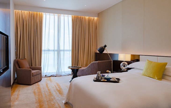 Imagen de la habitación del Hotel Johari Rotana. Foto 17