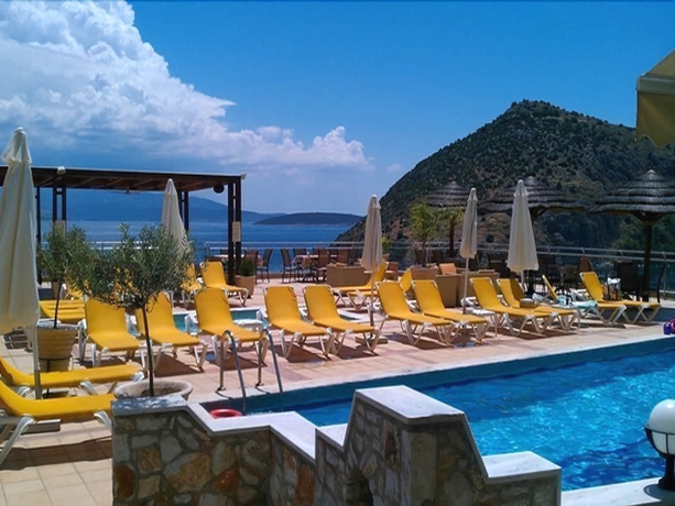 Imagen de la piscina del Hotel John and George. Foto 17