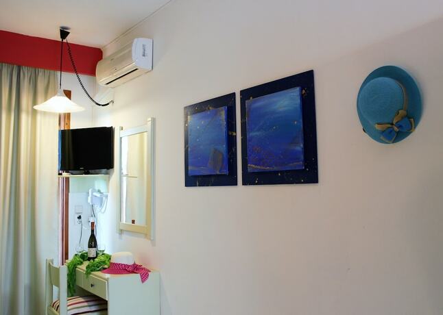 Imagen de la habitación del Hotel John and Mary\'s Studios. Foto 13
