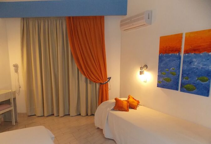 Imagen de la habitación del Hotel John and Mary\'s Studios. Foto 14