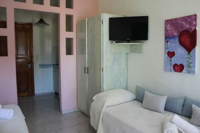 Imagen de la habitación del Hotel John and Mary\'s Studios. Foto 15