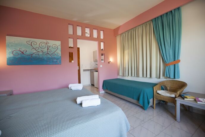 Imagen de la habitación del Hotel John and Mary\'s Studios. Foto 16
