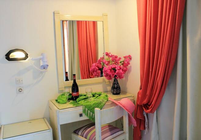 Imagen de la habitación del Hotel John and Mary\'s Studios. Foto 17