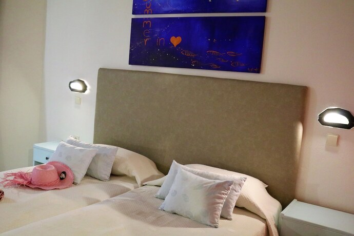Imagen de la habitación del Hotel John and Mary\'s Studios. Foto 18