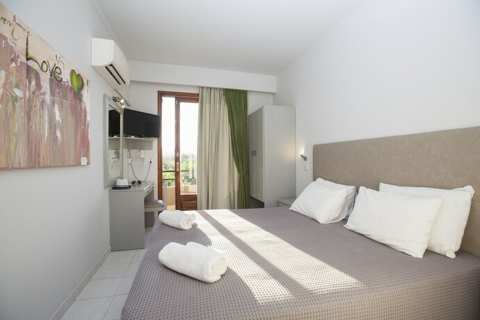 Imagen de la habitación del Hotel John and Mary\'s Studios. Foto 19